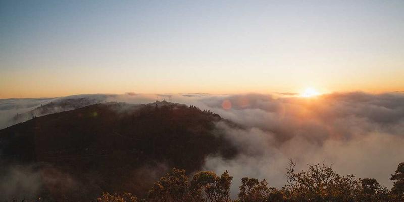 不止于清晰:星辰眼镜镜片染色定制,如何打造你的赛博朋克视觉与全天候护眼方案