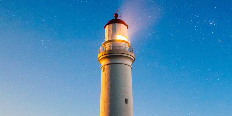 从精准验光到潮流驾驭：星辰眼镜使用全攻略与赛博朋克风验配指南