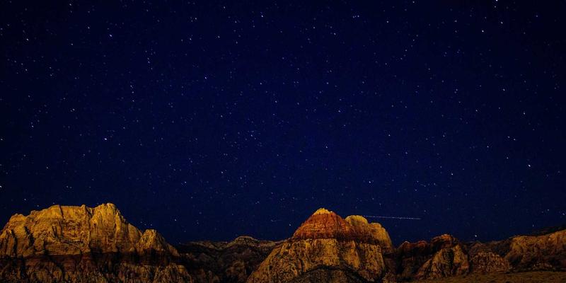 星辰眼镜渐进多焦点镜片深度解析：为40+人群打造无缝视觉过渡，兼融赛博朋克美学