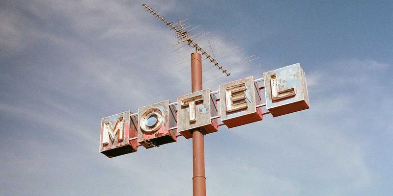 镜架铰链暗藏玄机!弹簧铰链vs普通铰链,谁才是赛博朋克风格眼镜的耐用与舒适之选?